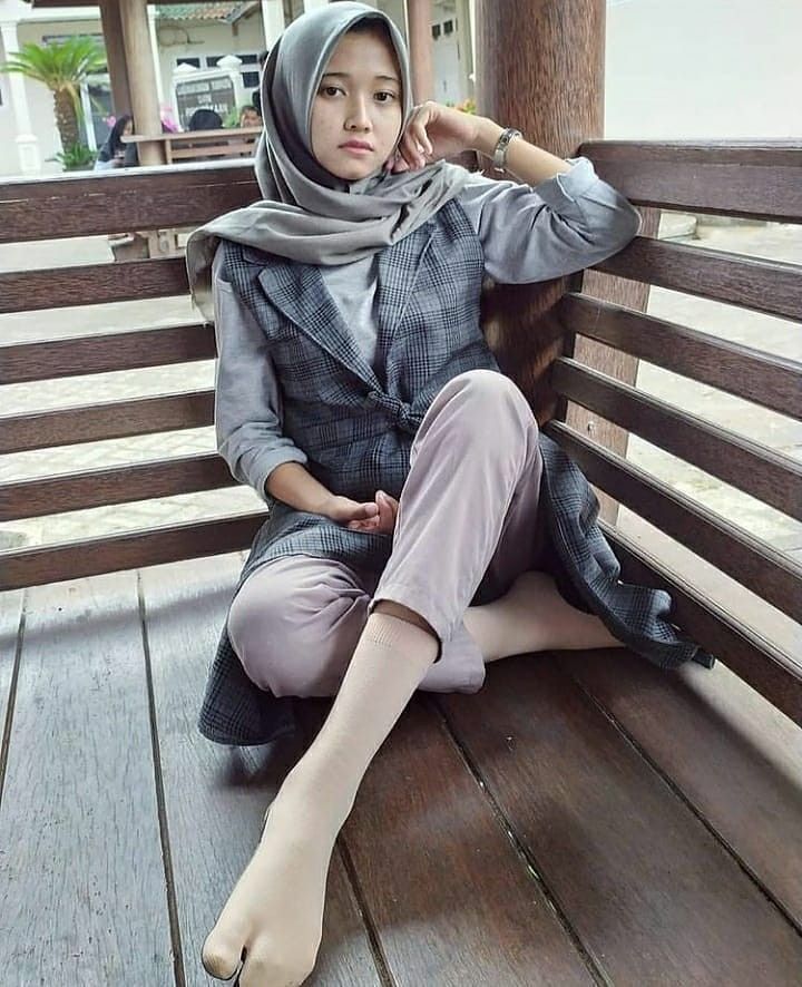 Hijab Rajutan: Mencipta Kain Perempuan dari Titisan Masa