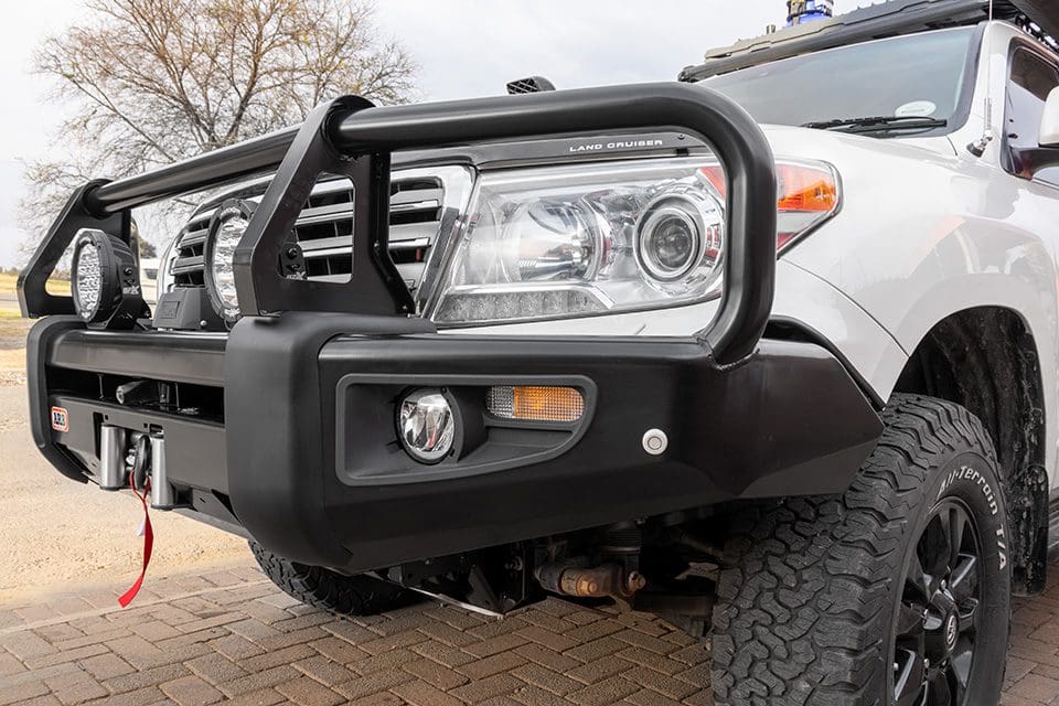 Roo Bar Toyota Land Cruiser Yang Berkembang Secara Automatik Pada Waktu Malam