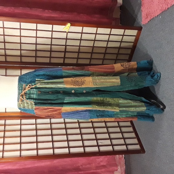 Skirt dari Himalaya Silkworm Net: Keindahan yang Unik