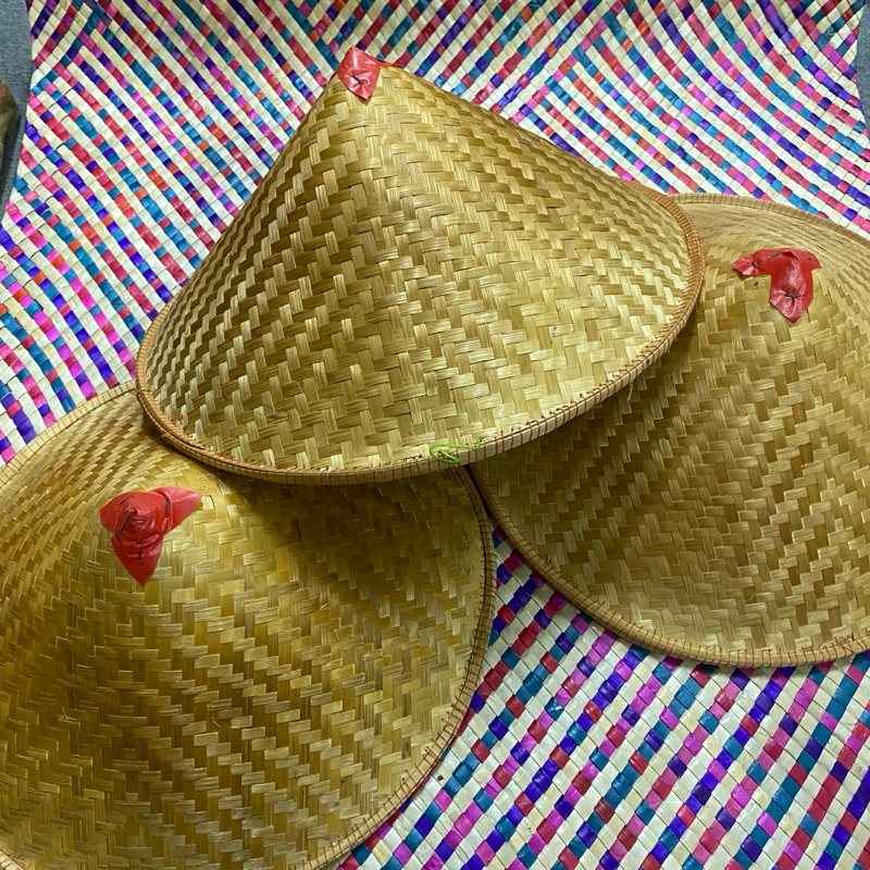 Topi Anyaman Aroma Buluh Terpahat: Pelengkap Kostum yang Menjadi Icon
